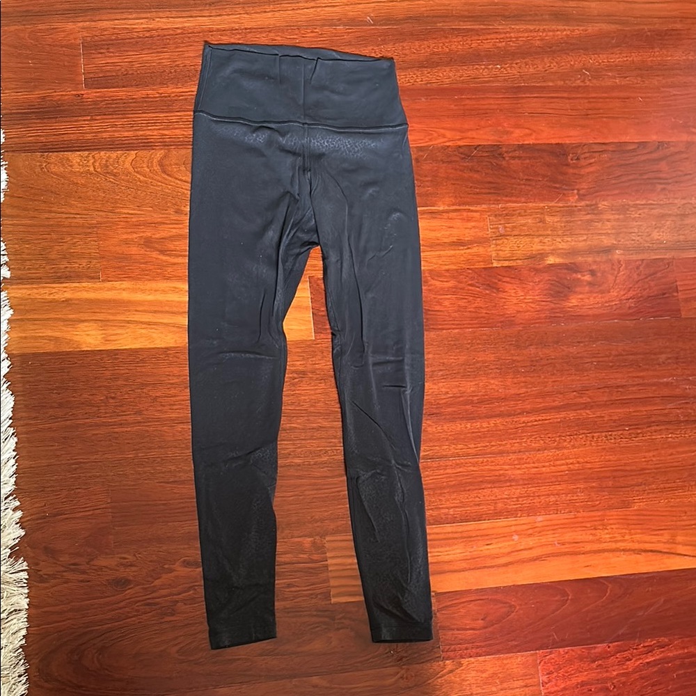 Lulu lemon embossed snake size 6 Leggings